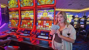 Antarmuka aplikasi mobile permata slot menampilkan slot Aviator, Sweet Bonanza, dan permainan lainnya